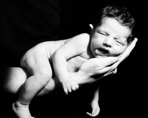 fotografia-blanco-negro-bebe-dormido-brazo